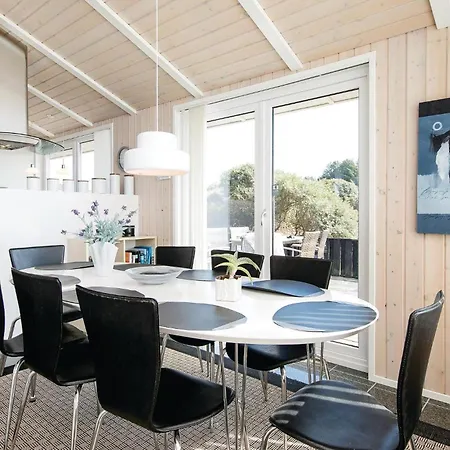 בית נופש Four-bedroom In *