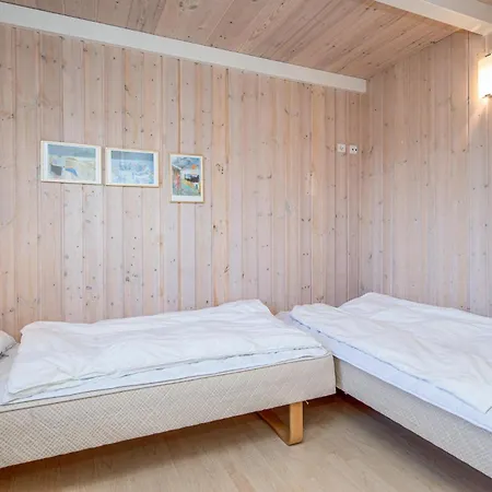 בית נופש Four-bedroom In