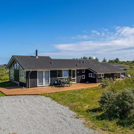 בית נופש Four-bedroom In *