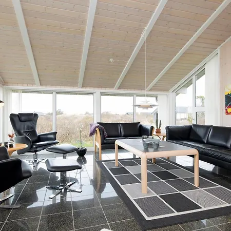 בית נופש Four-bedroom In *